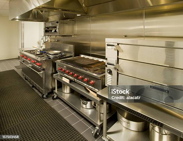 Cocina Comercial Foto de stock y más banco de imágenes de Horno para pizzas - Horno para pizzas, Negocio, Acero inoxidable