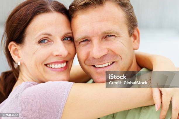 Retrato De Um Sorridente Casal Romântico - Fotografias de stock e mais imagens de 40-44 anos - 40-44 anos, 40-49 Anos, Abraçar