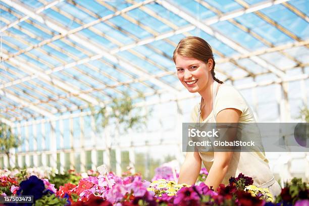 Retrato De Una Bella Florista En Greenhouse Foto de stock y más banco de imágenes de 20 a 29 años - 20 a 29 años, 20-24 años, Adulto