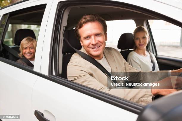 Szczęśliwa Rodzina Cieszy Się Jazdy W Samochodzie - zdjęcia stockowe i więcej obrazów 30-34 lata - 30-34 lata, 30-39 lat, 40-44 lata