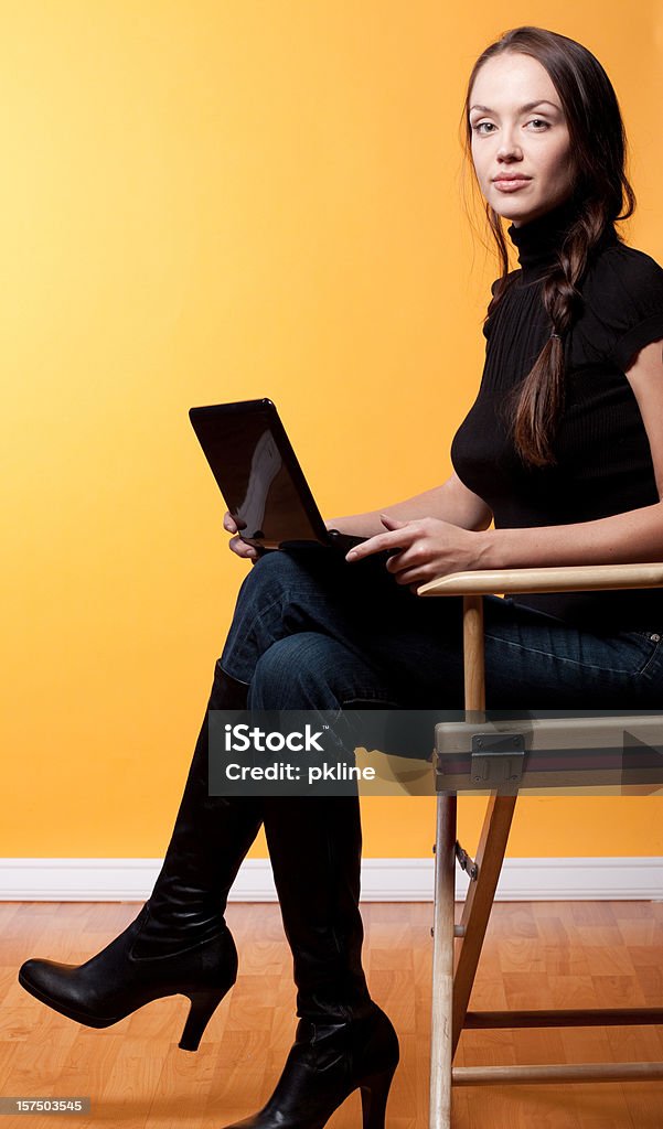 Quadril Jovem mulher com o laptop - Foto de stock de Fundo Branco royalty-free