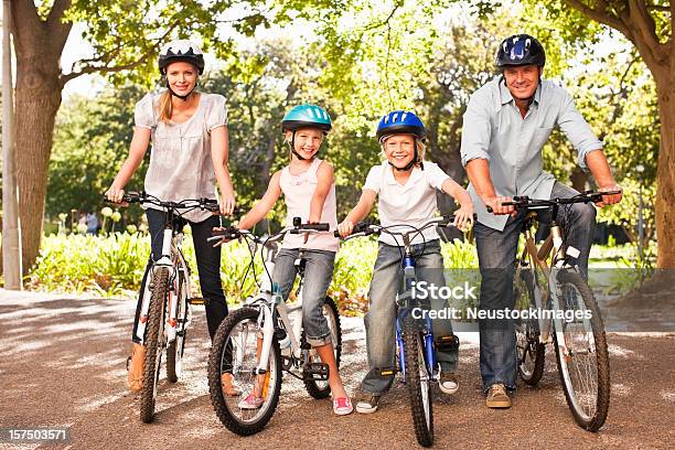 Feliz Família Ciclismo Juntos No Parque - Fotografias de stock e mais imagens de 30-39 Anos - 30-39 Anos, 8-9 Anos, Adulto