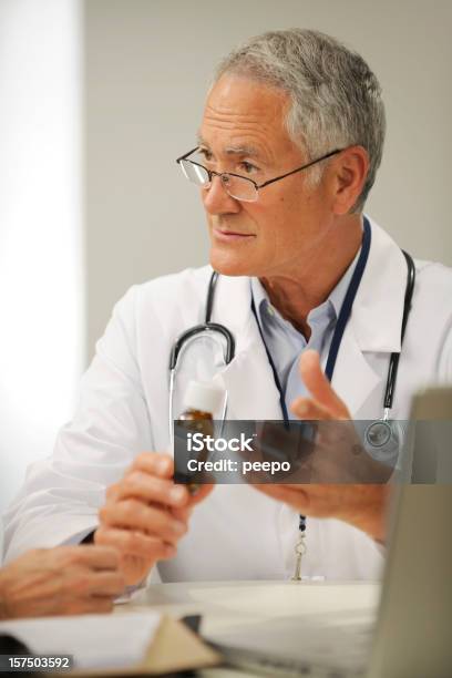 Médico Y El Paciente Foto de stock y más banco de imágenes de Doctor - Doctor, Píldoras, Tercera edad
