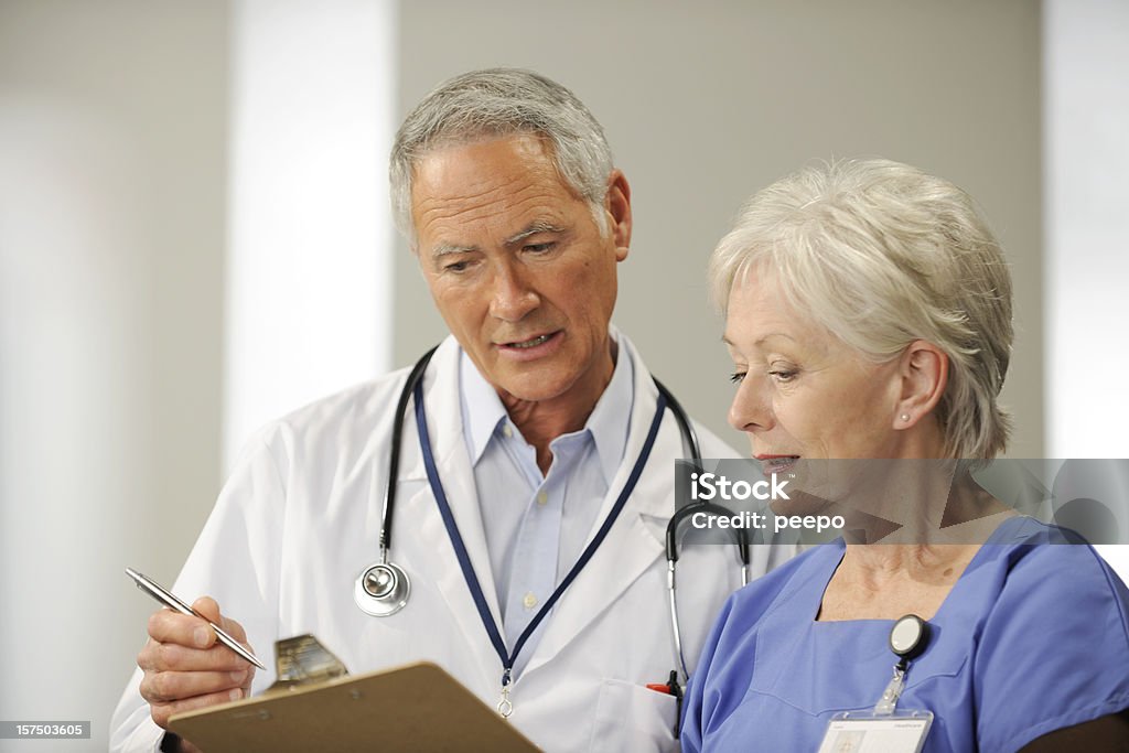 I professionisti del settore medicale - Foto stock royalty-free di 60-69 anni