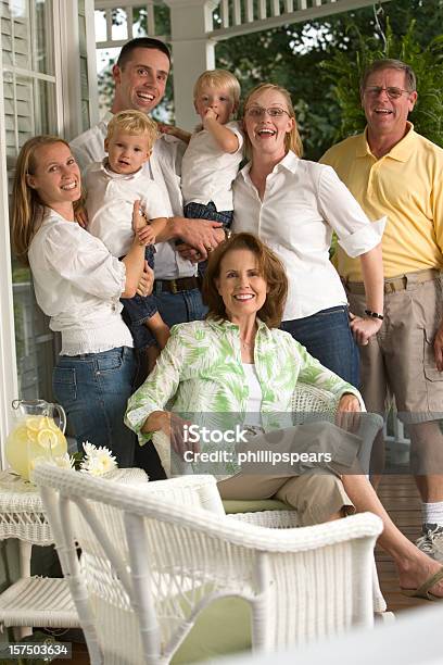 Ritratto Di Gruppo Famiglia Sul Portico - Fotografie stock e altre immagini di Famiglia - Famiglia, 12-17 mesi, 12-23 mesi