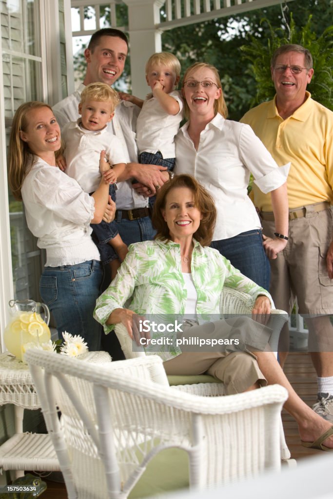 Retrato de grupo da família no varanda. - Foto de stock de Família royalty-free