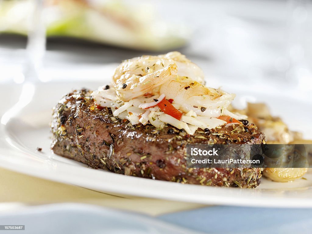 Steak Oscar de caranguejo e camarão - Foto de stock de Acompanhamento royalty-free