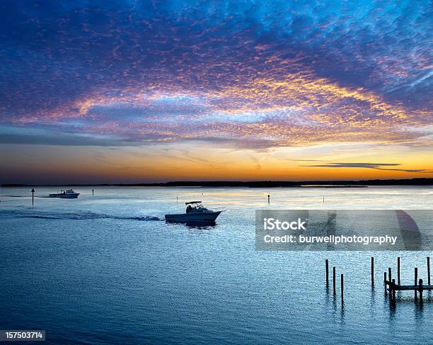 Navi E Tramonto Sullacqua - Fotografie stock e altre immagini di Chesapeake Bay - Chesapeake Bay, Industria della pesca, Acqua