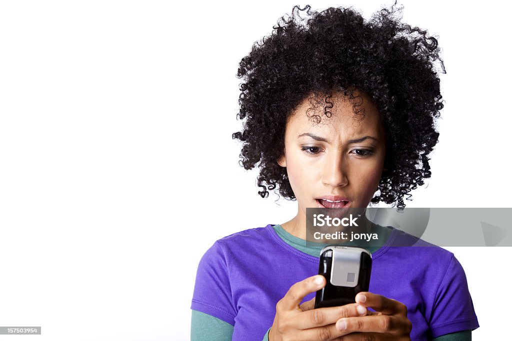 Hübsche junge Frau, die auf Ihren text-Nachricht überrascht - Lizenzfrei Weißer Hintergrund Stock-Foto
