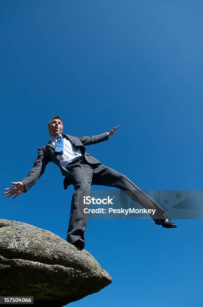 Empresário De Equilíbrio Na Margem De Penhasco Ao Ar Livre - Fotografias de stock e mais imagens de Ao Ar Livre