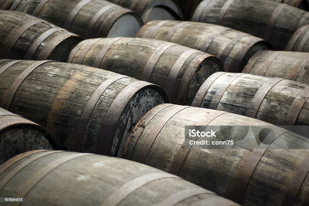 Шотландского виски баррелей - Стоковые фото Виски роялти-фри