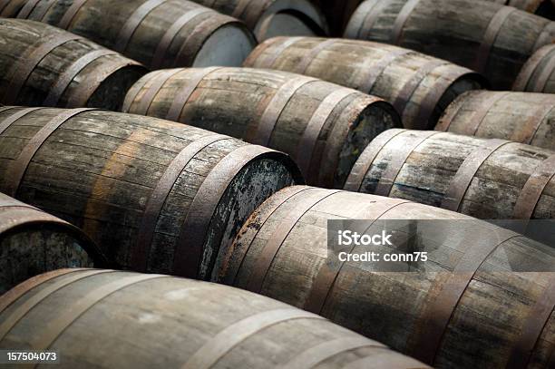 Шотландского Виски Баррелей — стоковые фотографии и другие картинки Виски - Виски, Дистилляция, Ликёро-водочный завод