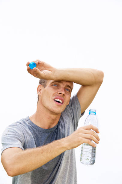 hombre bebiendo absorbentes - sediento fotografías e imágenes de stock