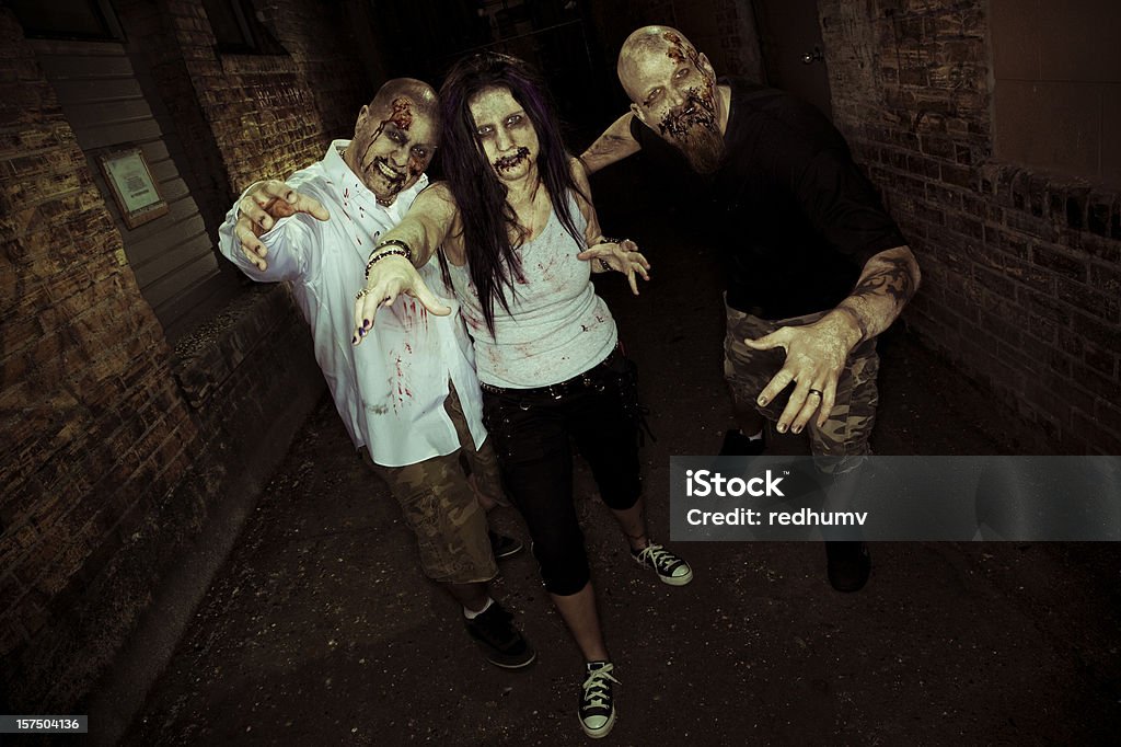 Estremécete de miedo con Zombies ataque - Foto de stock de Zombi libre de derechos