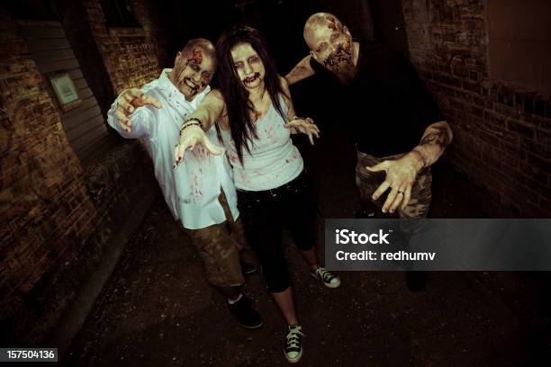 Estremécete De Miedo Con Zombies Ataque Foto de stock y más banco de imágenes de Zombi - Zombi, Halloween, Ciudad