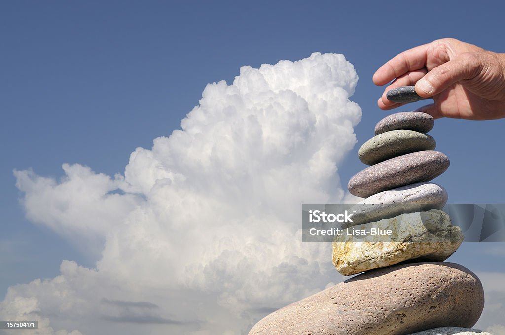 Mão Balancing com pedras - Foto de stock de Equilíbrio royalty-free