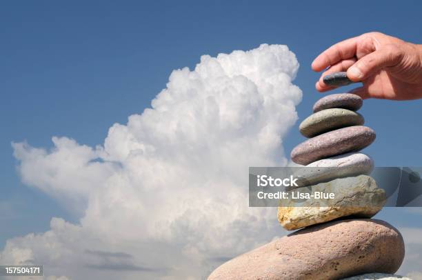 Foto de Mão Balancing Com Pedras e mais fotos de stock de Equilíbrio - Equilíbrio, Homens, Pedra - Rocha