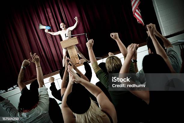 Foto de Homem Nu No Palco e mais fotos de stock de Atril - Objeto manufaturado - Atril - Objeto manufaturado, Comício Político, Palco