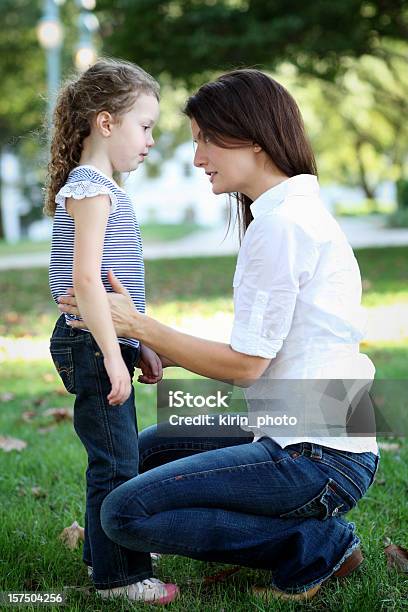 Photo libre de droit de Mère Gronder Sa Fille banque d'images et plus d'images libres de droit de Gronder - Gronder, Parents, Enfant