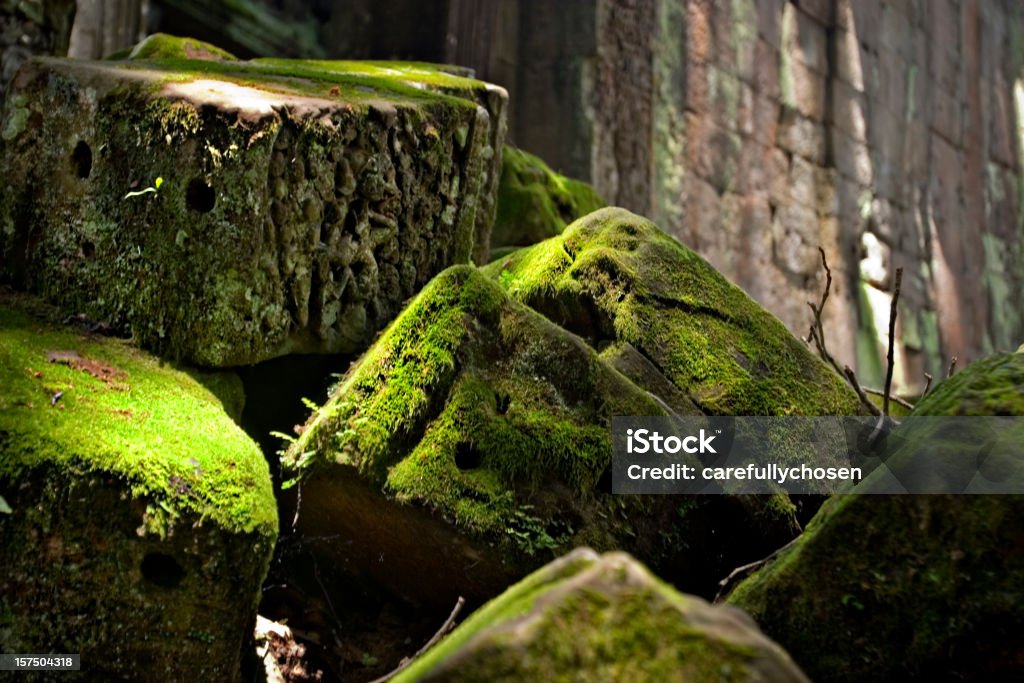 Angkor Wat cubierto de musgo bloques de construcción de piedra - Foto de stock de Abandonado libre de derechos