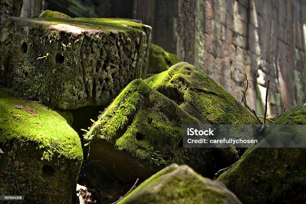 Angkor Wat moss coberto blocos de pedra - Foto de stock de Abandonado royalty-free