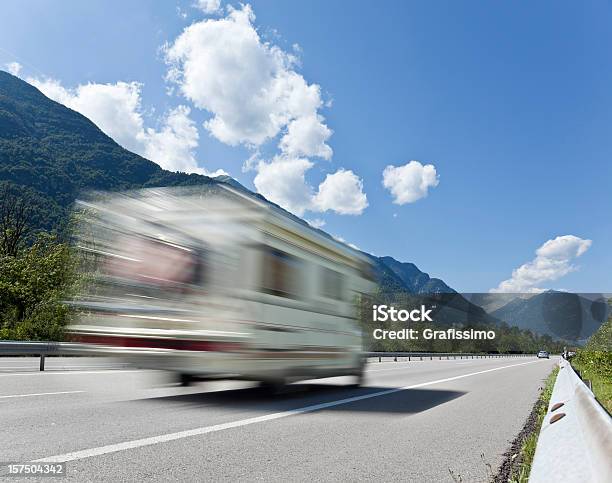 青い空白い Caravan に乗りhighway - アウトバーンのストックフォトや画像を多数ご用意 - アウトバーン, アクションショット, オーストリア