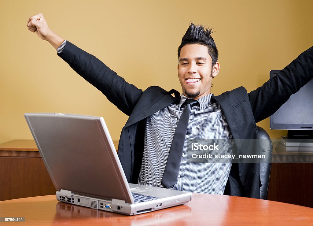 Heureux jeune homme d'affaires sur ordinateur portable - Photo de Acclamation de joie libre de droits