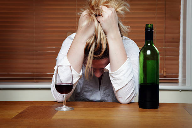 uomo anziano depresso donna con vino rosso - alcohol alcoholism addiction drinking foto e immagini stock