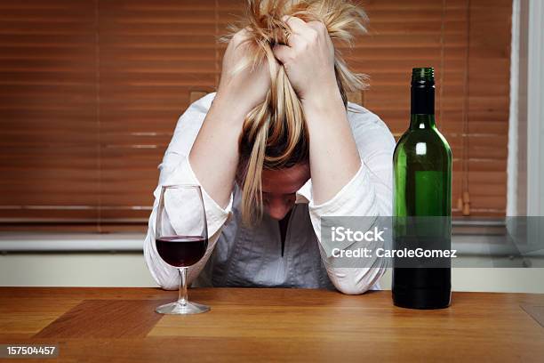 Deprimido Mulher Com Vinho Tinto - Fotografias de stock e mais imagens de Mulheres - Mulheres, Abuso de Álcool, Só Uma Mulher