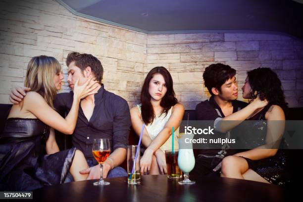 Pares Fazer Em Um Clube Noturno - Fotografias de stock e mais imagens de 20-29 Anos - 20-29 Anos, Abraçar, Adulto