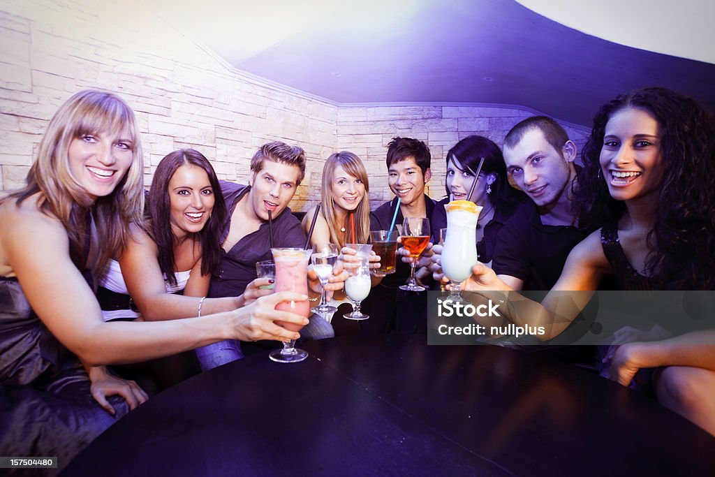 Grupo de jovens em uma casa noturna - Foto de stock de 20 Anos royalty-free