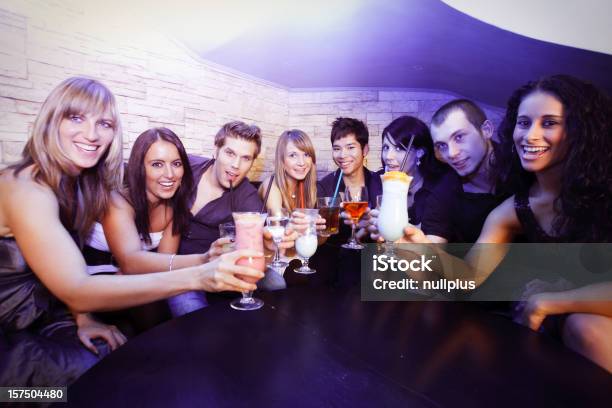 Foto de Grupo De Jovens Em Uma Casa Noturna e mais fotos de stock de 20 Anos - 20 Anos, Adulto, Alemanha