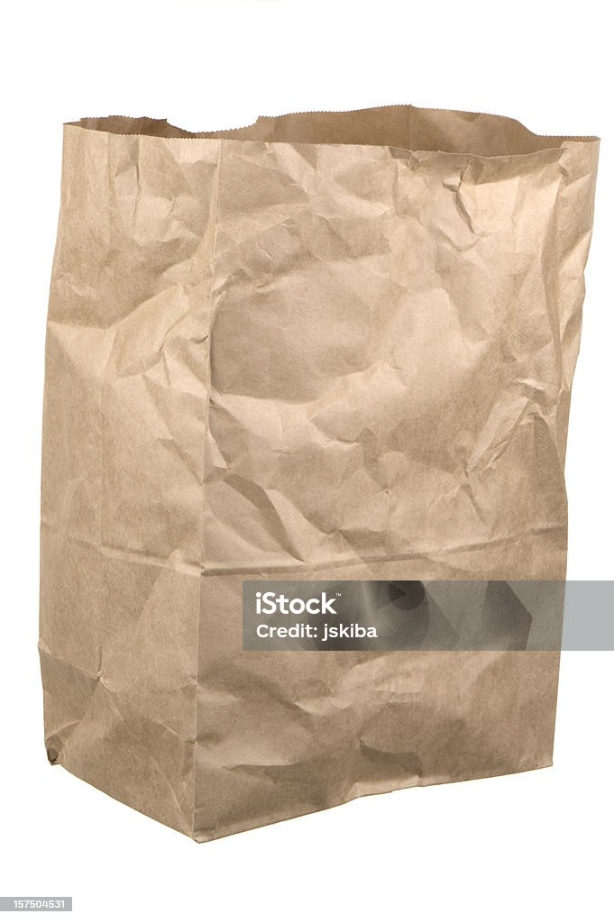 Выделение мятой пустой коричневый продуктовый мешок на белом фоне - Стоковые фото Коричневатая обёрточная бумага роялти-фри