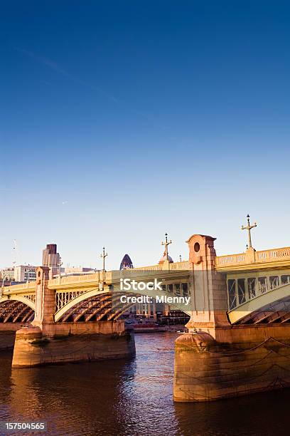 Río Támesis Puente De Londres Foto de stock y más banco de imágenes de Agua - Agua, Aire libre, Anochecer