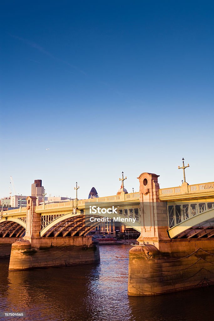 ロンドンでテムズ川橋 - イギリスのロイヤリティフリーストックフォト