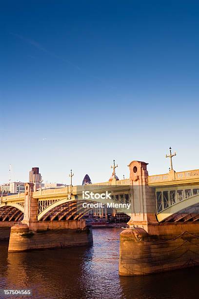 ロンドンでテムズ川橋 - イギリスのストックフォトや画像を多数ご用意 - イギリス, イングランド, カラフル