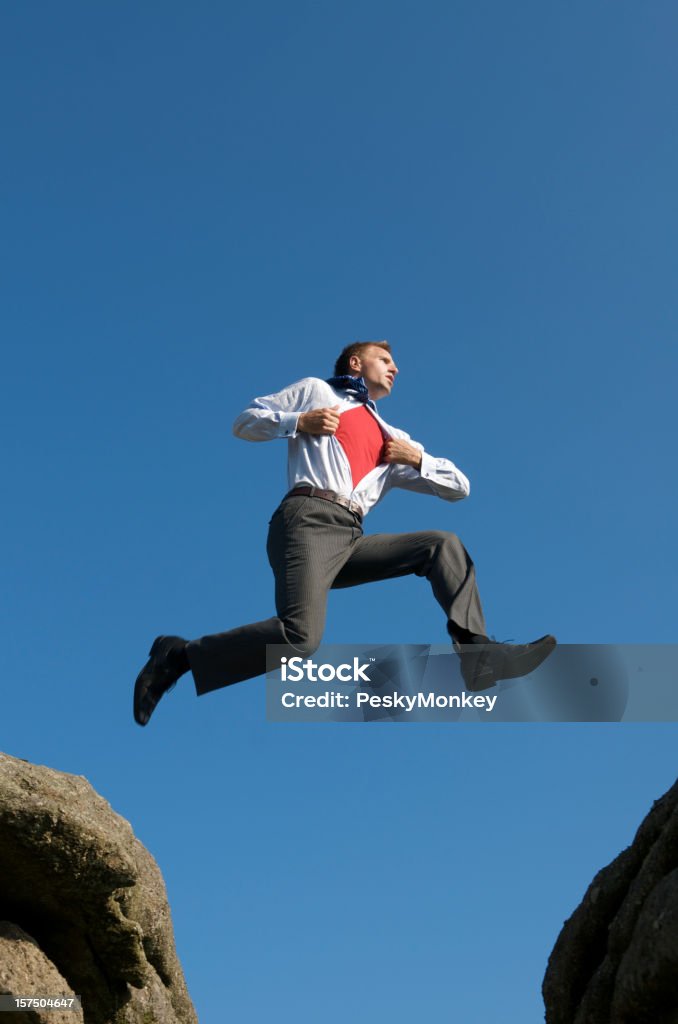 Empresario superhéroe sumergiéndose en el cielo entre Rocks - Foto de stock de Actividad libre de derechos