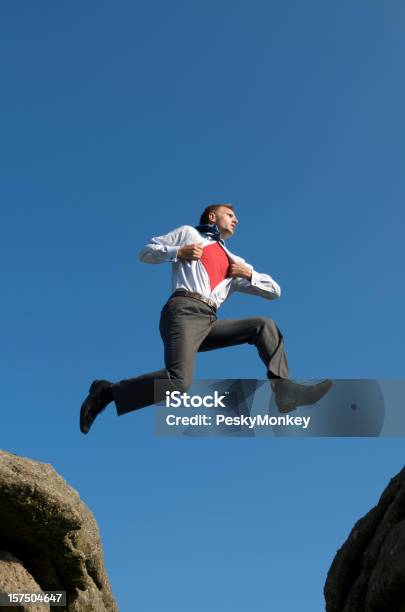 Empresario Superhéroe Sumergiéndose En El Cielo Entre Rocks Foto de stock y más banco de imágenes de Actividad