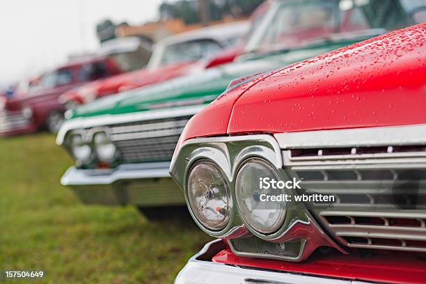 Carros Clássicos Em Desfile - Fotografias de stock e mais imagens de Carro de Coleccionador - Carro de Coleccionador, Exposição, Carro Antigo