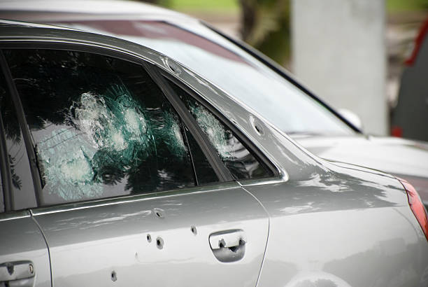 armoured carro, com buracos de bala, conceito de criminalidade organizada e contra o terrorismo - armored truck - fotografias e filmes do acervo