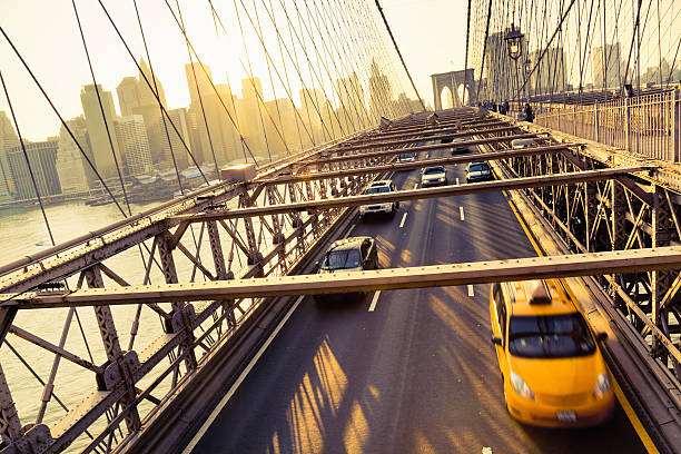 most brookliński złotego miasta nowy jork - brooklyn bridge taxi new york city brooklyn zdjęcia i obrazy z banku zdjęć
