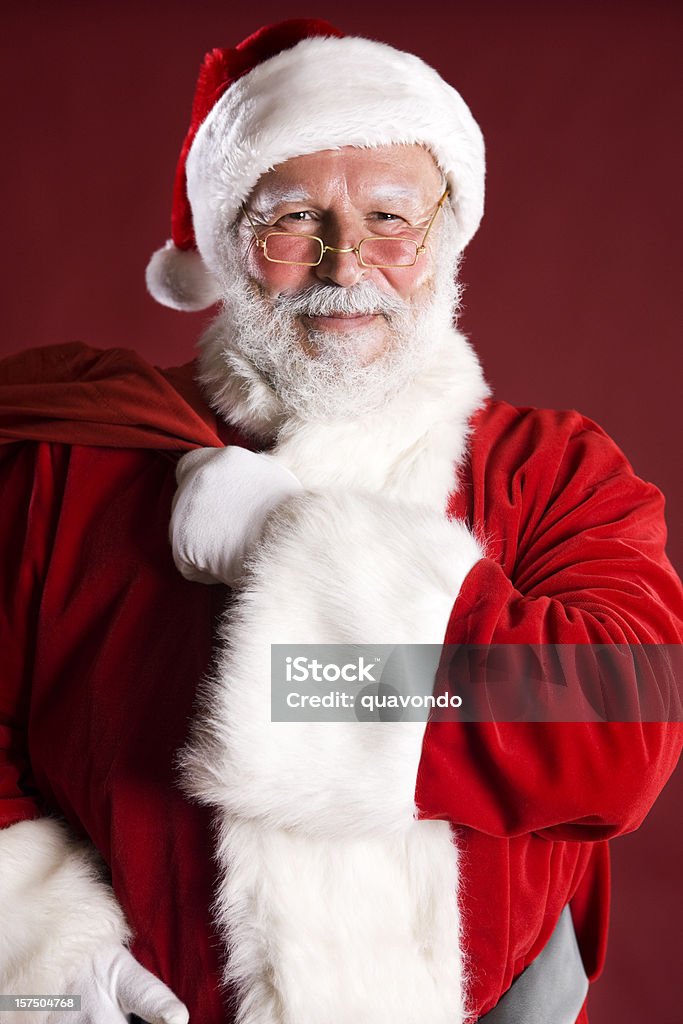 Alegre Papai Noel retrato com uma sacola de brinquedos sobre os ombros - Foto de stock de Papai Noel royalty-free