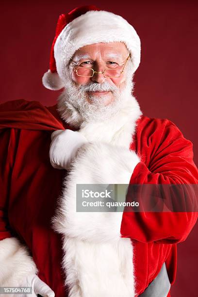 Foto de Alegre Papai Noel Retrato Com Uma Sacola De Brinquedos Sobre Os Ombros e mais fotos de stock de Papai Noel