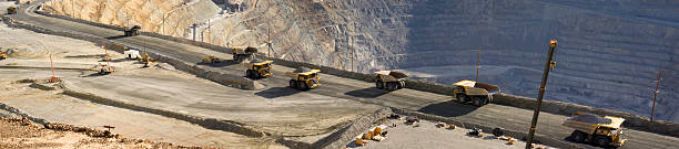 amplio descarga camiones en utah mina de cobre - earth mover digging land bulldozer fotografías e imágenes de stock
