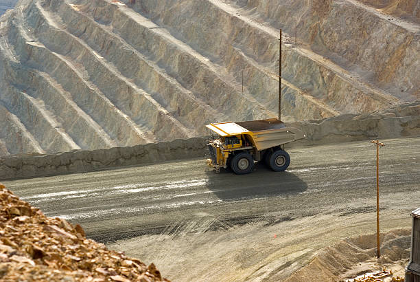 grande mine de cuivre dumptruck dans l'utah - rock quarry photos et images de collection