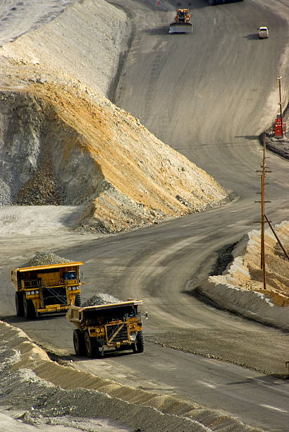 大きな dumptruck ユタ州で銅山 - country road trucking car yellow ストックフォトと画像