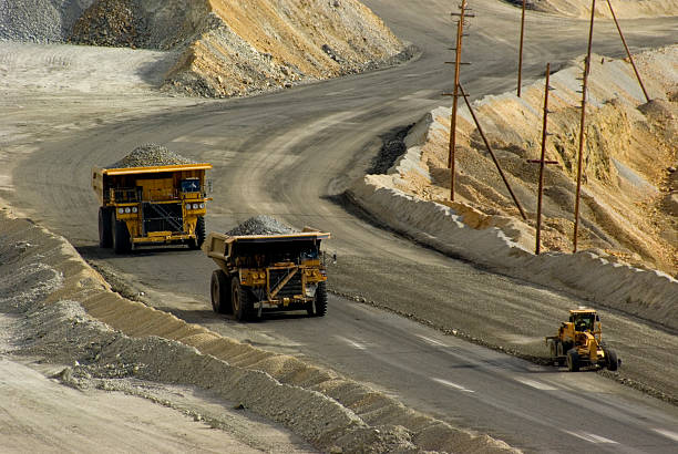 Two dump trucks at a mine in Utah large dumptruck in utah copper mine Earthmoving stock pictures, royalty-free photos & images