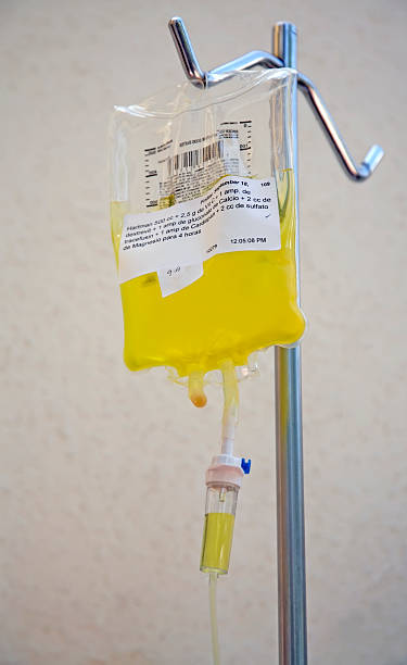 alimentaires de vitamine c intravenous drip - alternative therapy photos et images de collection