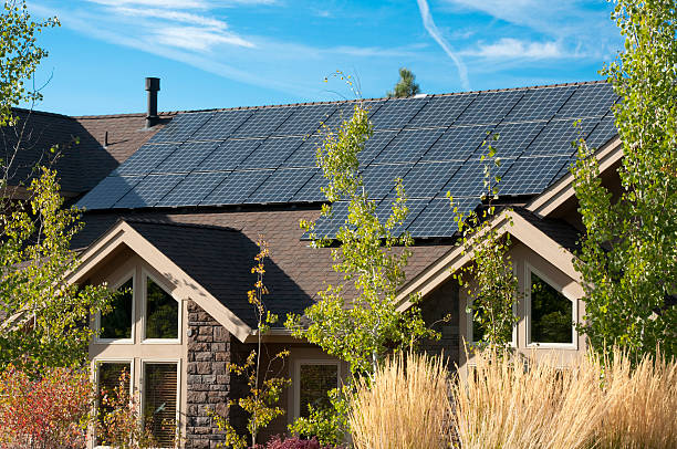 electric painel solar, home exterior - solar panels house imagens e fotografias de stock