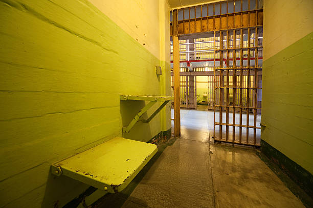 otwórz cela więzienna - prison cell zdjęcia i obrazy z banku zdjęć